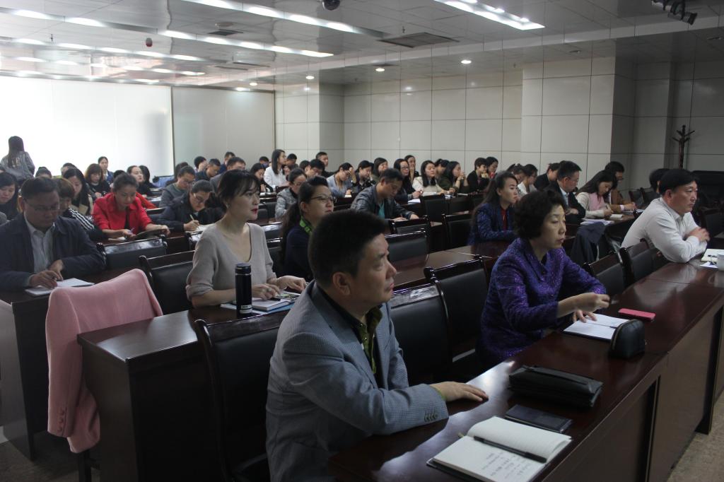 各院系书记、辅导员、班主任在认真听讲